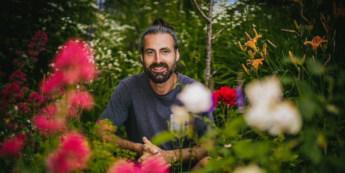 Yannick Schauwecker in seinem Naturgarten bei Zürich