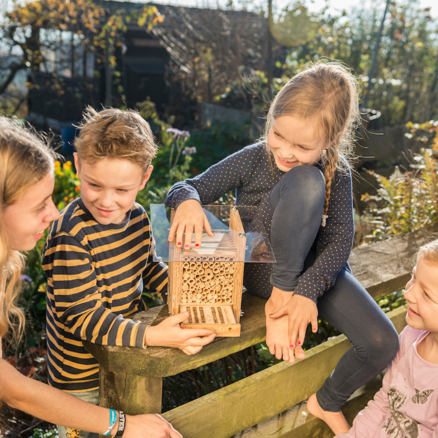 Enfants avec hôtel pour abeilles BeeHome de Wildbiene und Partner, introduction à la biodiversité,Critique Wildbiene und Partner de wildbee.ch