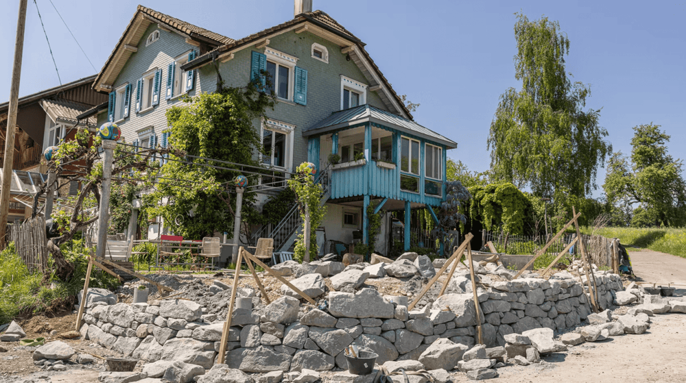 Trockenmauer für Wildbienen auf dem Bauernhof