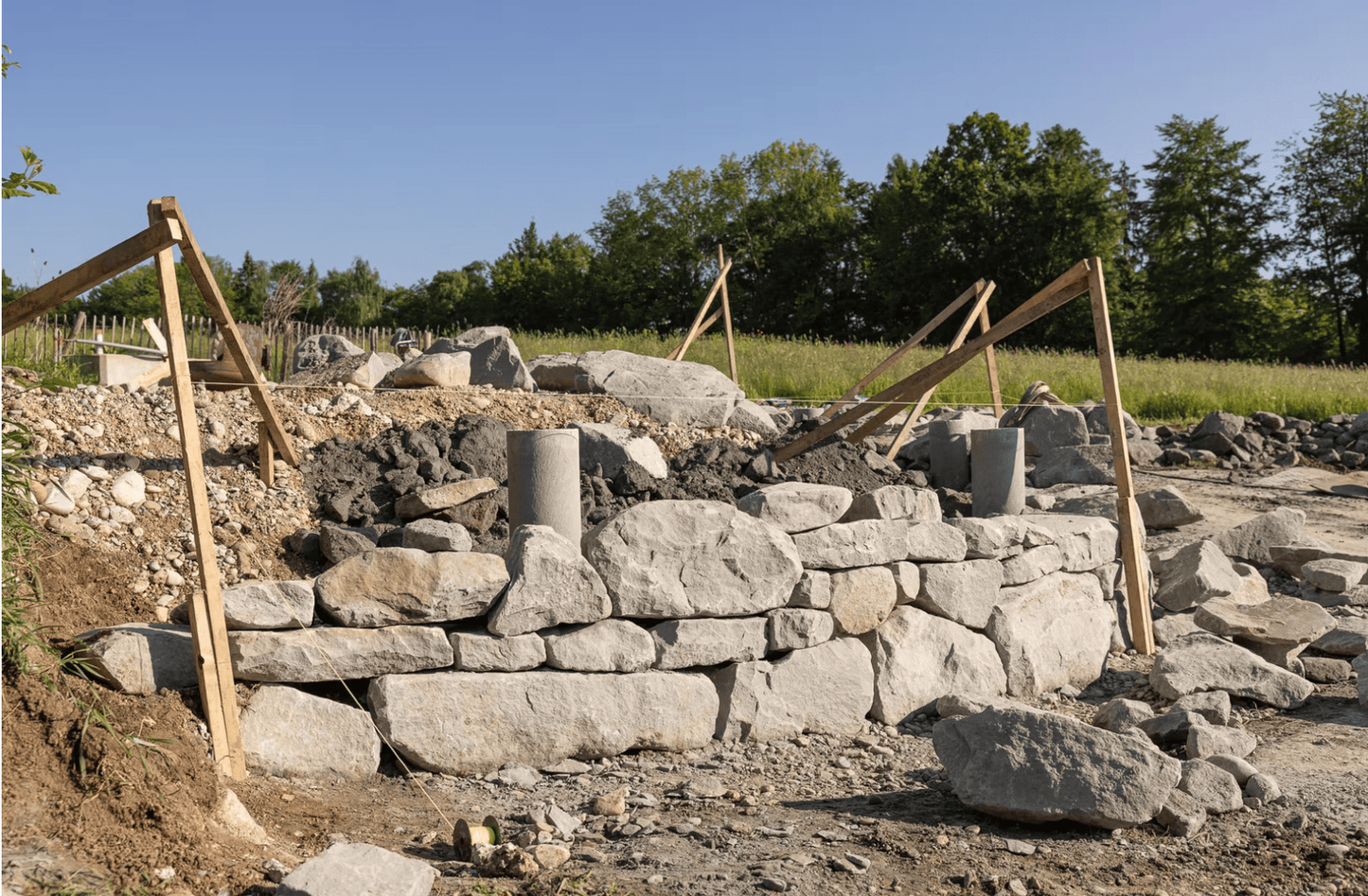 Trockenmauer für Wildbienen im Naturgarten